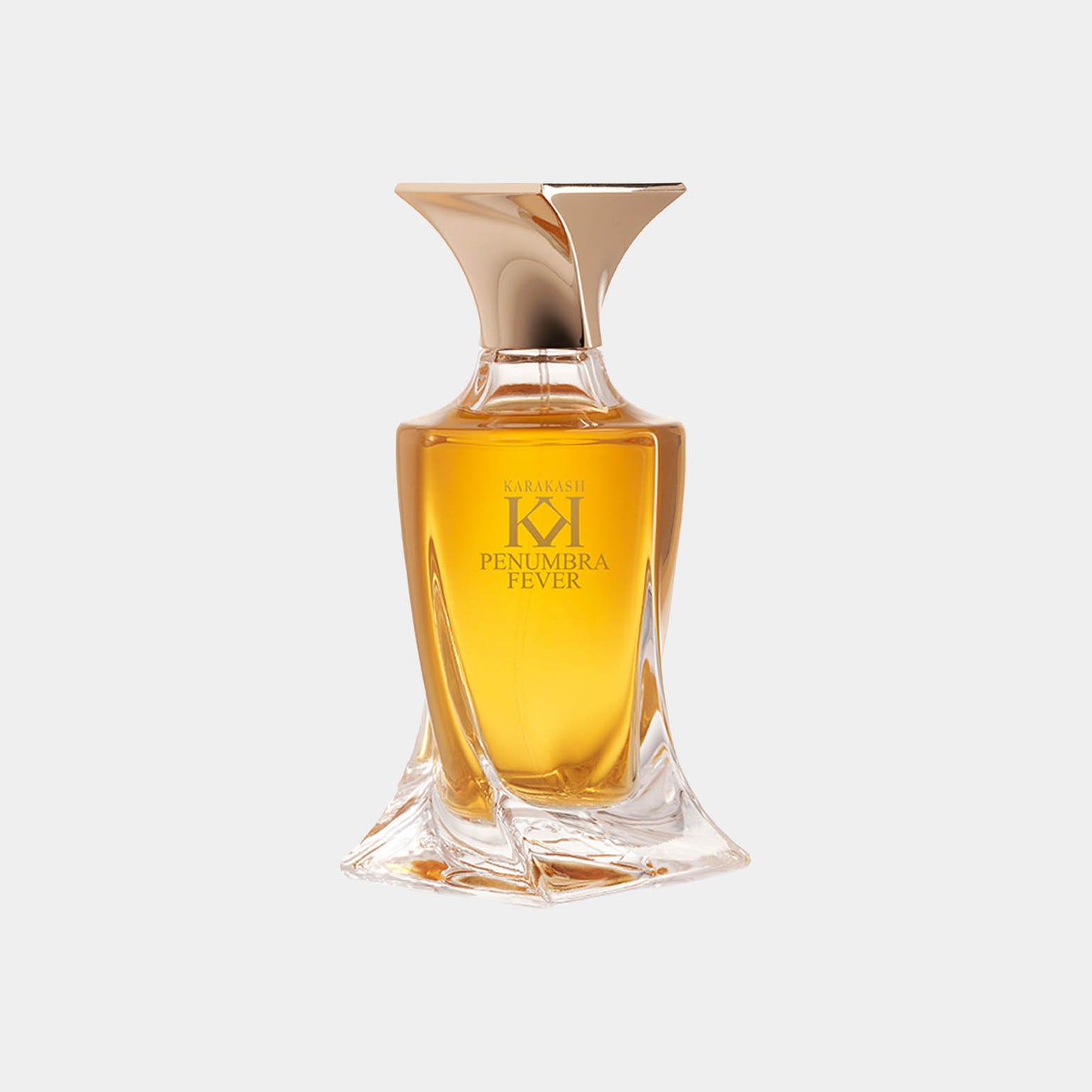 Een elegante flacon van de Karkash Penumbra Fever Sample, gevuld met een warme, amberkleurige parfum. De unieke vorm van de fles geeft een luxe uitstraling.