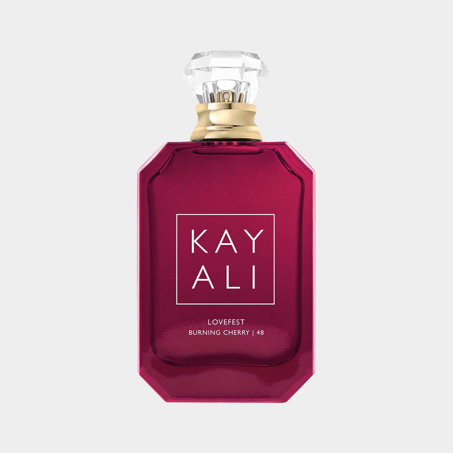 Een stijlvolle flacon van Kayali Lovefest Burning Cherry 48, met een diep paarse kleur en een elegante kap, perfect voor liefhebbers van unieke parfums.