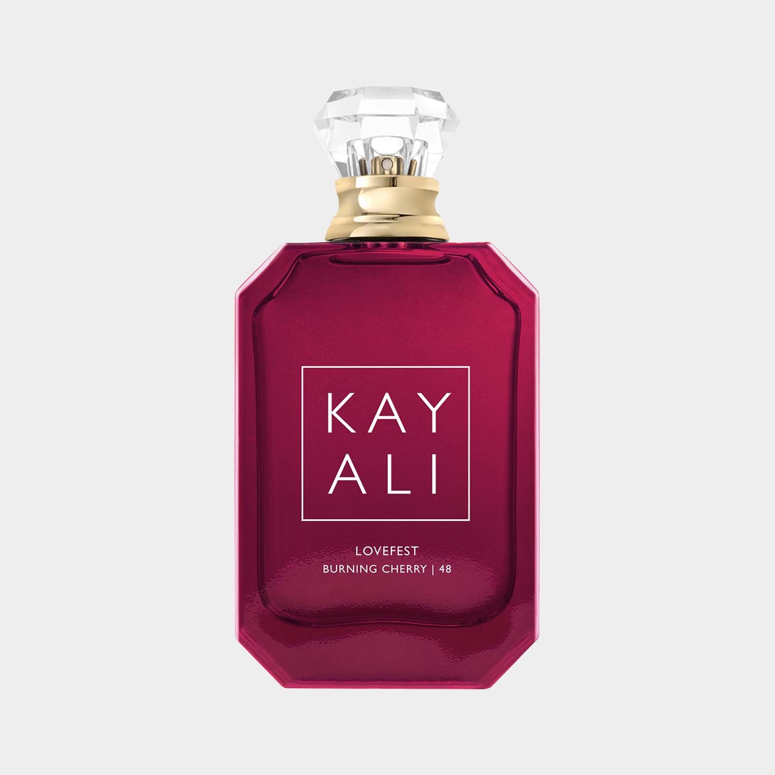 Een stijlvolle flacon van Kayali Lovefest Burning Cherry 48, met een diep paarse kleur en een elegante kap, perfect voor liefhebbers van unieke parfums.
