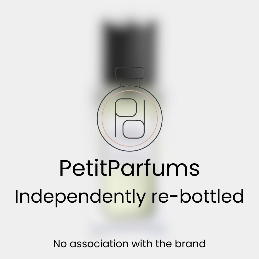 Grain de Poudre Sample in een transparante fles met een zwarte dop, herverpakt door PetitParfums, zonder associatie met het merk.