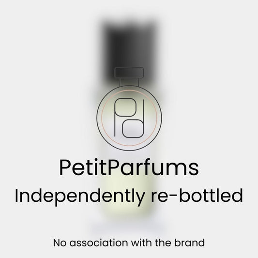 Grain de Poudre Sample in een transparante fles met een zwarte dop, herverpakt door PetitParfums, zonder associatie met het merk.