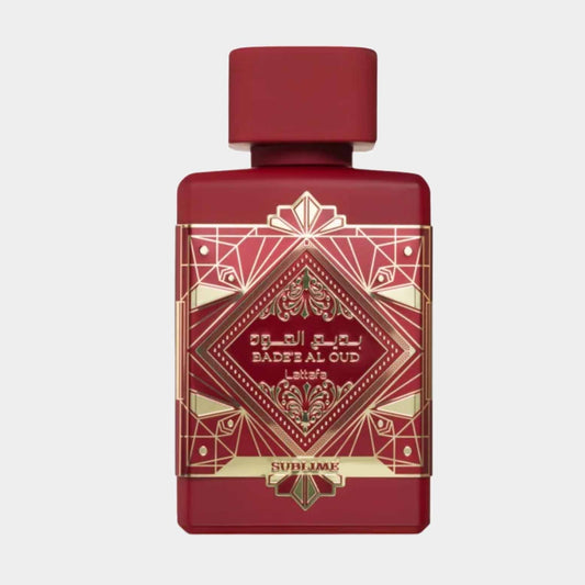 Volledige fles van Lattafa Badee Al Oud Sublime, met een luxe ontwerp in diep rood en gouden accenten. Deze parfumflacon straalt elegantie en verfijning uit.