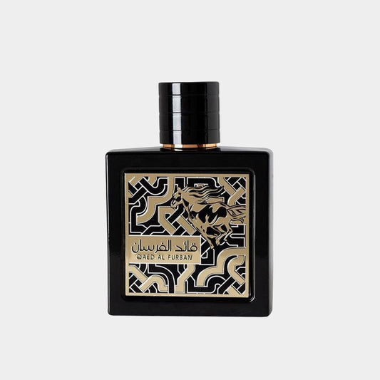 Lattafa Perfumes Qaed Al Fursan Sample, een elegant, zwart parfumflacon met een gouden paardenmotief en decoratieve details.
