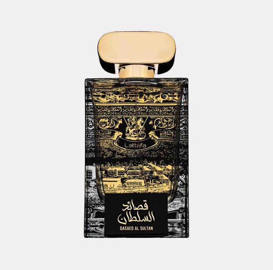 Lattafa Perfumes Qasaed Al Sultan sample in een elegant flesje met een gouden dop en een gedetailleerde zwarte en gouden achtergrond, dat de luxe en mystiek van het parfum benadrukt.