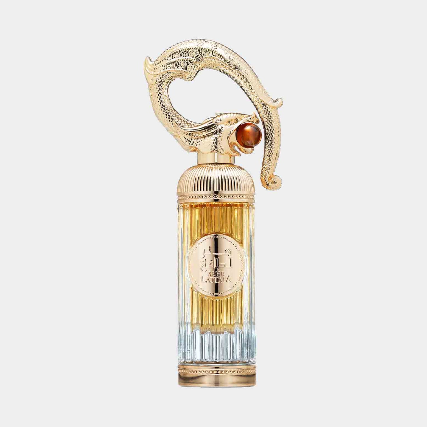 Lattafa Sehr Sample - een elegante parfumfles met een gouden dop in de vorm van een sierlijk dier, gevuld met een amberkleurige vloeistof.