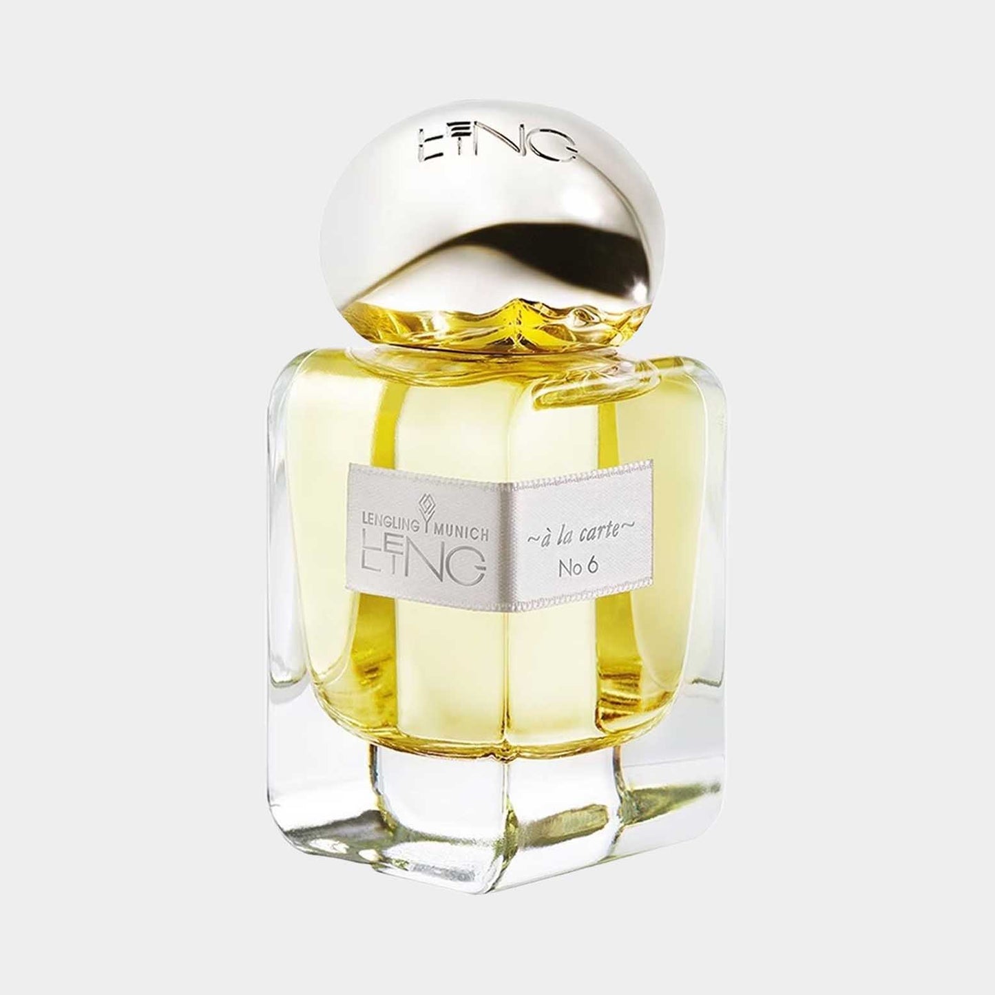 Lengling No. 6 - A La Carte Sample, een elegante parfumfles met een goudkleurige dop en een verfijnd ontwerp. Deze sample biedt een luxueuze geurervaring.