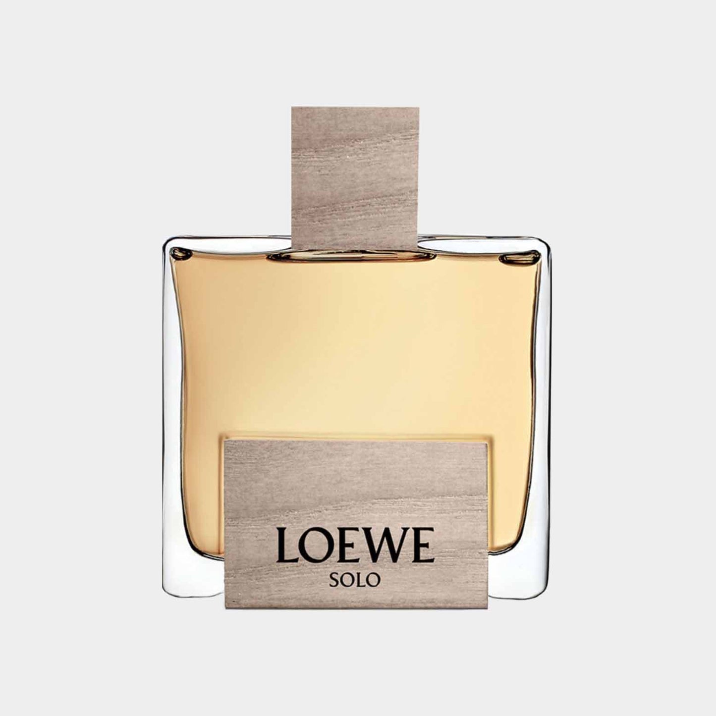 Loewe Solo Cedro Sample, een elegante glazen parfumfles met een houten dop en een karakteristiek etiket. De geur belichaamt een frisse, houtachtige aroma.