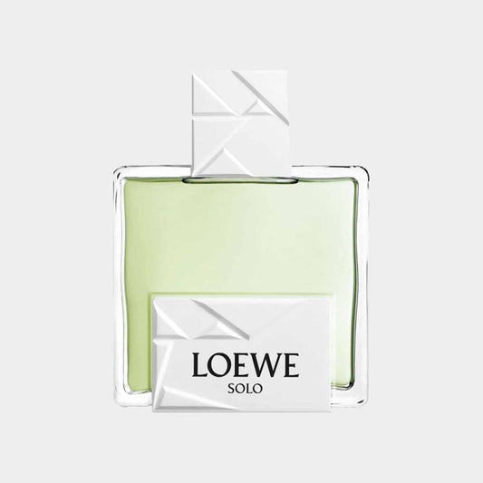 Loewe Solo Origami Sample, een moderne parfumfles met een strakke, geometrische vorm en een verfrissende groene vloeistof.