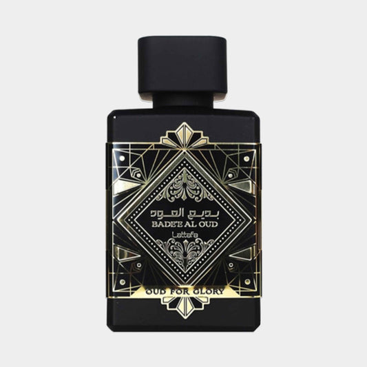 Lattafa Perfumes Oud for Glory, een elegante zwarte parfumfles met gouden en wijnrood accenten, perfect voor de liefhebber van unieke geurcombinaties.