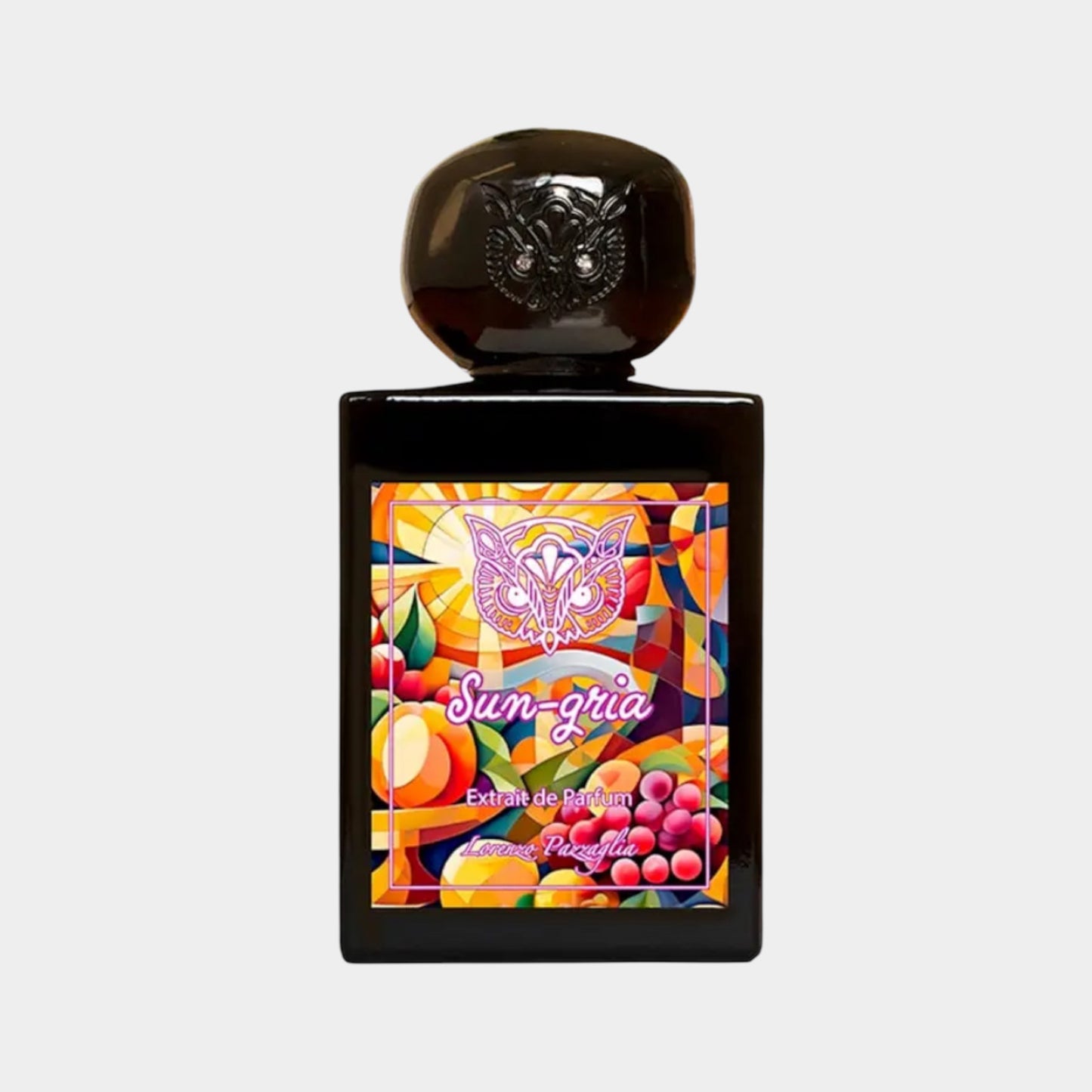 Fles van Lorenzo Pazzaglia Sun-gria vol parfum, met een kleurrijk etiket dat tropische vruchten en een opvallende vlinderontwerp toont. De elegante zwarte fles heeft een unieke dop die de luxe uitstraling benadrukt.
