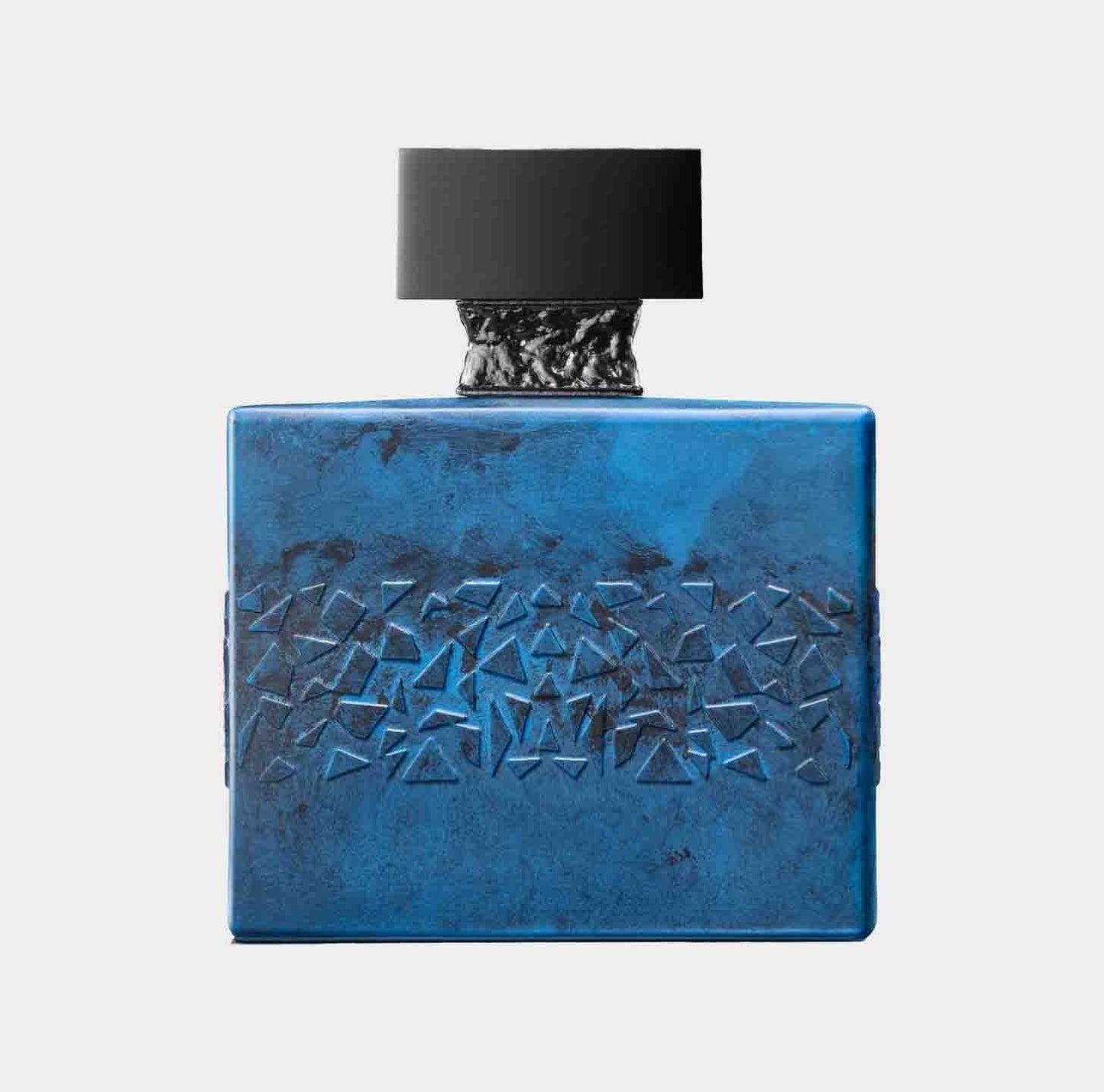 Volledige fles M. Micallef DesirToxic, met een unieke geometrische blauwe glazen fles en een zwarte dop.