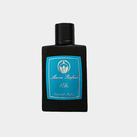Een zwarte parfumfles met een lichtblauwe etikette met de tekst Maiora Ask Sample, die de geur van het pariisische merk Maiora Parfum vertegenwoordigt.