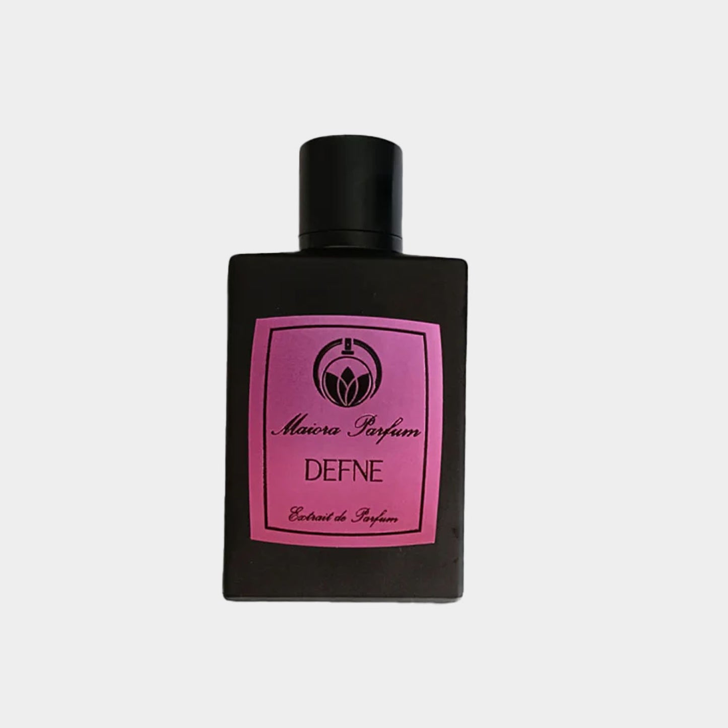 Maiora Defne Sample is een elegant parfumflesje met een zwarte uitstraling en een roze etiket, bedoeld voor het verkennen van geurervaringen.