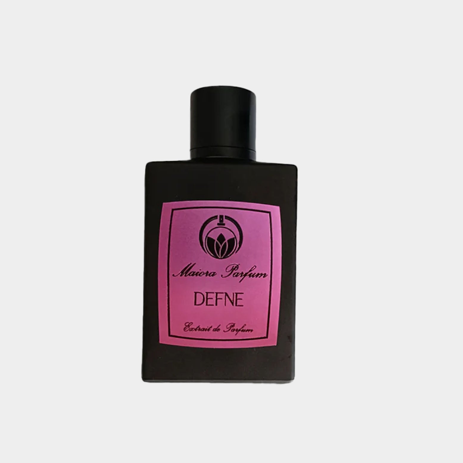 Maiora Defne Sample is een elegant parfumflesje met een zwarte uitstraling en een roze etiket, bedoeld voor het verkennen van geurervaringen.