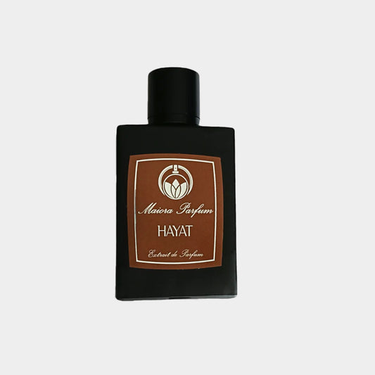 Maiora Hayat Sample: een elegant flesje van parfum met een donkerbruin etiket, perfect voor een luxe geurervaring.