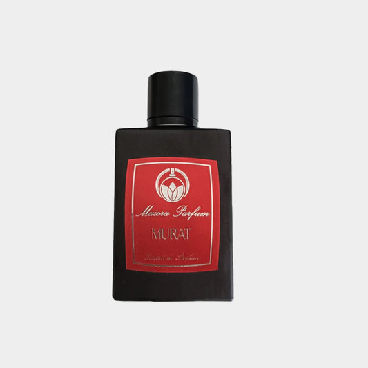 Sample van Maiora Murat, gebotteld in een elegante, zwarte flacon met een opvallend rood etiket.