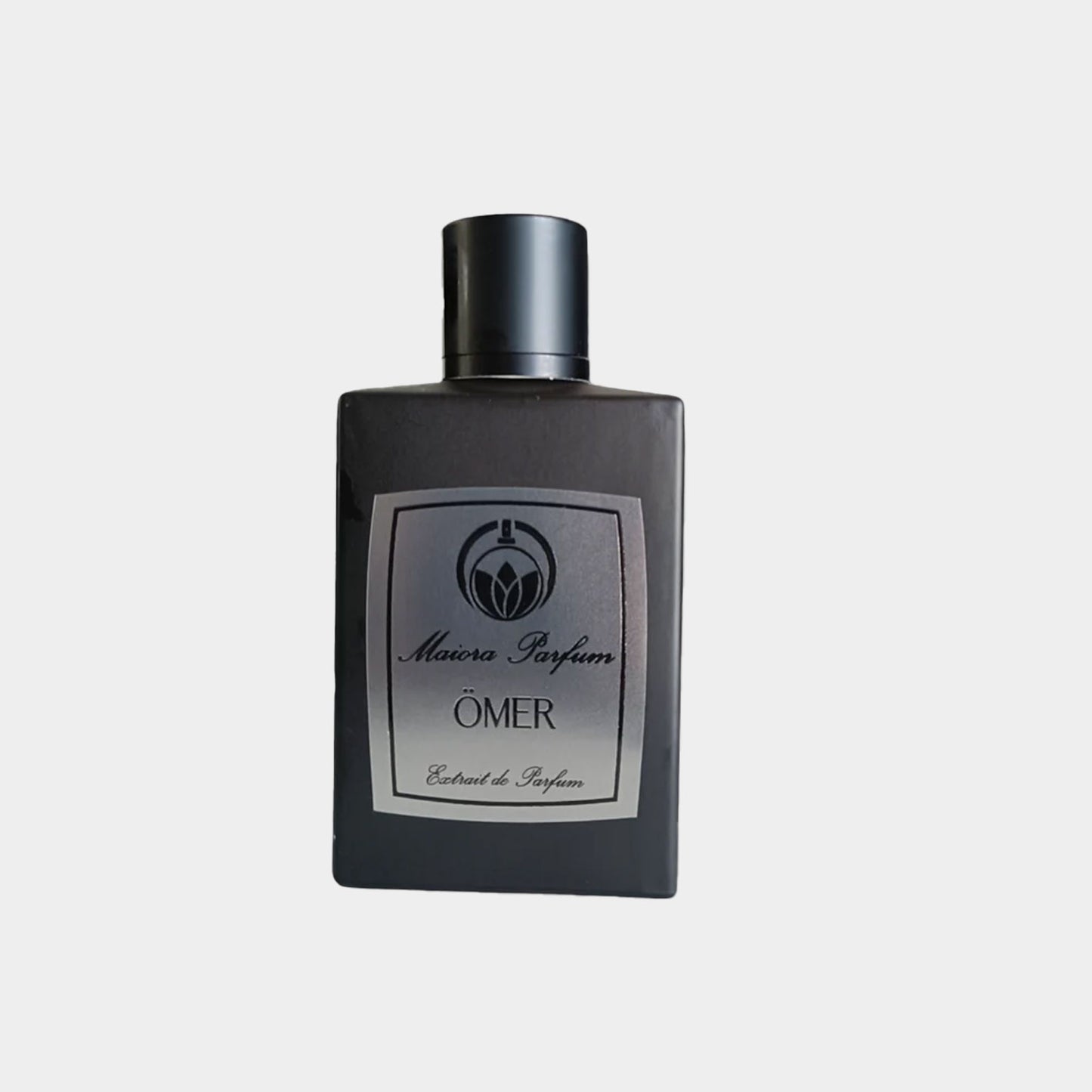 Maiora Ömer Sample, een elegante parfumfles met een zwarte verpakking en metalen label, geschikt voor het testen van deze verfijnde geur.
