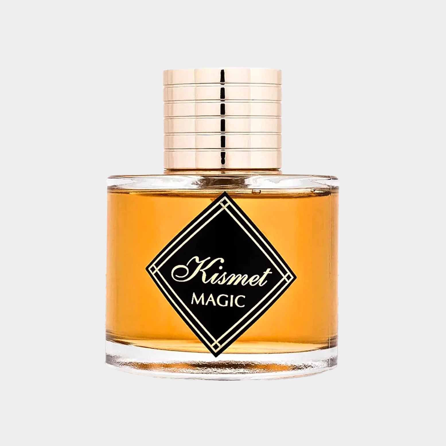 Een glazen parfumflesje van Maison Alhambra met de naam Kismet Magic op de label, gevuld met een amberkleurige geur.