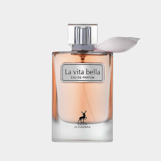 Sample van Maison Alhambra La Vita Bella, een elegante parfumfles met een lichte rosé vloeistof en een delicate bloemige accent aan de dop.