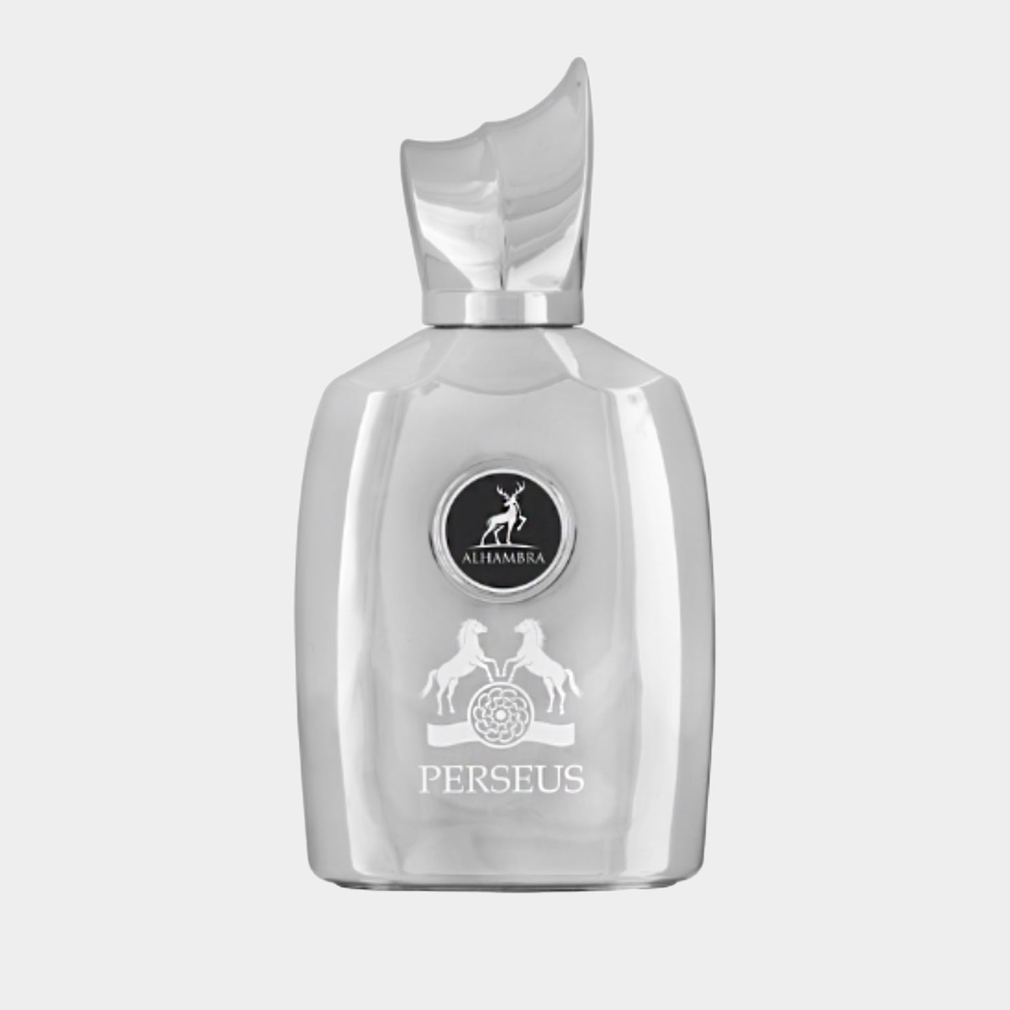 Een glanzende, zilverkleurige parfumfles van Maison Alhambra met de naam Perseus en een stijlvolle, elegante vorm. Het ontwerp bevat een logo met twee ruiters en een versierde dop.