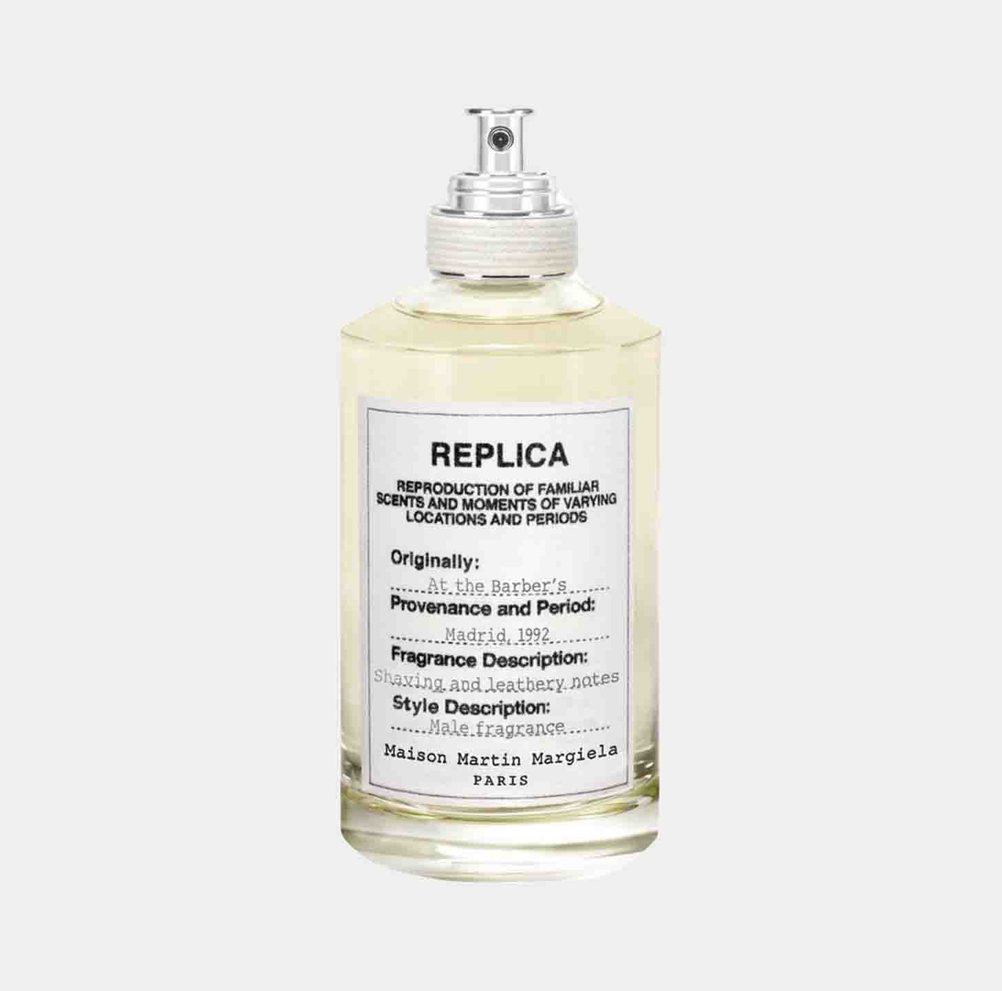 Maison Martin Margiela Replica At the Barbers Sample, een geur die de klassieke sfeer van een kapperszaak oproept met een mix van leer en houtachtige tonen.
