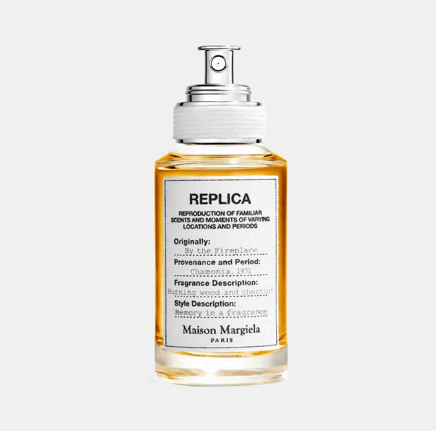 Maison Martin Margiela Replica By the Fireplace sample, een geur die de herinnering oproept aan het knapperen van een haardvuur met tonen van kastanje, hout en specerijen.