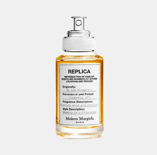 Maison Martin Margiela Replica By the Fireplace sample, een geur die de herinnering oproept aan het knapperen van een haardvuur met tonen van kastanje, hout en specerijen.