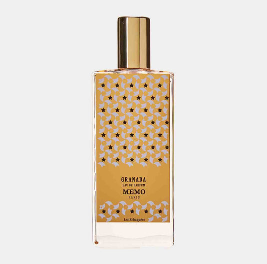 Memo Paris Granada Sample is een elegante parfumflacon met een gouden etiket en een kleurrijk, bloemmotief. Deze geur vangt de essentie van Granada met een verfijnde uitstraling.