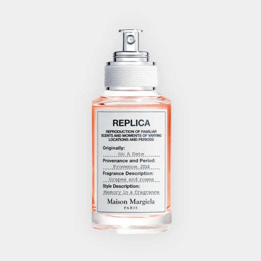 Maison Margiela Replica On a Date Sample, een geurverstuiver met een delicate mix van druiven en rozen, geïnspireerd op het jaar 2014 en gevangen in een stijlvolle fles.