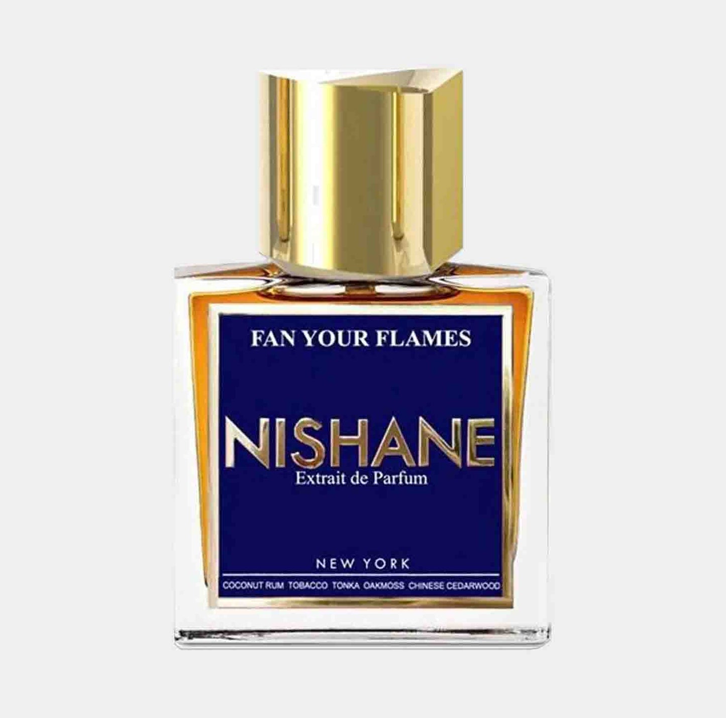 Nishane Fan your Flames EXDP Sample is a luxe parfum met een gouden dop en een blauwe label, geformuleerd met kokosnoot, rum en cederhout.