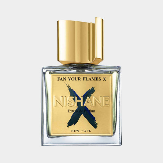 Nishane Fan Your Flames X EXDP sample, een luxe parfum met een elegante glazen fles en een gouden dop, vertegenwoordigt de verfijning van de geur.