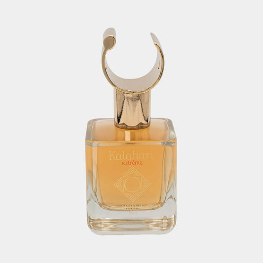 Een elegante geurflacon van Noème Paris met de naam Kalahari Extreme. De flacon heeft een gouden dop en een klassieke, vierkante vorm.