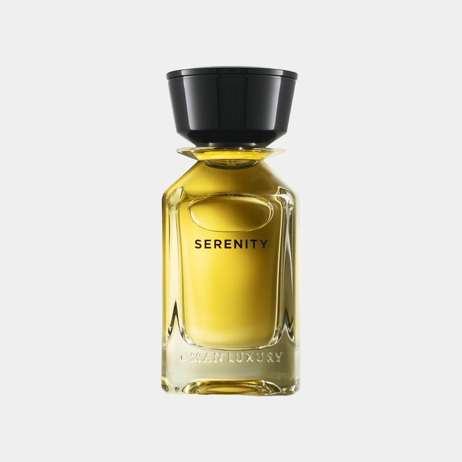 Een glazen geurflacon van Omanluxury Serenity Sample met een zwarte dop en een heldergele vloeistof. Het ontwerp is elegant en modern, perfect voor liefhebbers van luxe parfums.