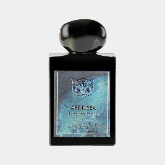 Lorenzo Pazzaglia Artik Sea Sample, een elegante geur in een zwart flacon met een opvallende uil op de label, die de essentie van de zee vastlegt.
