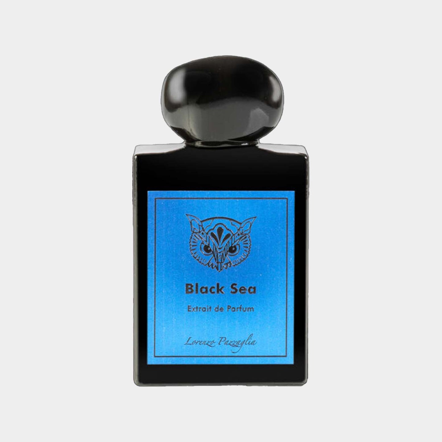 Lorenzo Pazzaglia Black Sea Sample, een elegant zwart parfumflesje met een blauwe label, dat de diepte en mysterie van de zee weerspiegelt.
