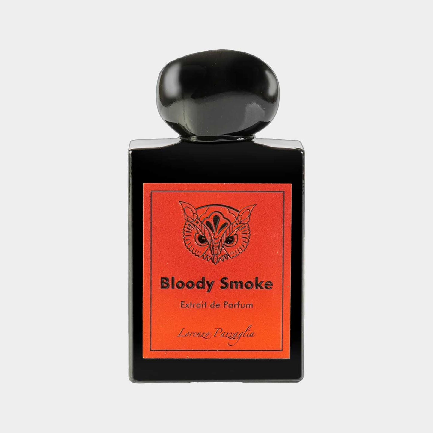Fles van Lorenzo Pazzaglia Bloody Smoke, een Extrait de Parfum, met een zwarte vorm en een opvallend rood etiket met een uilontwerp.