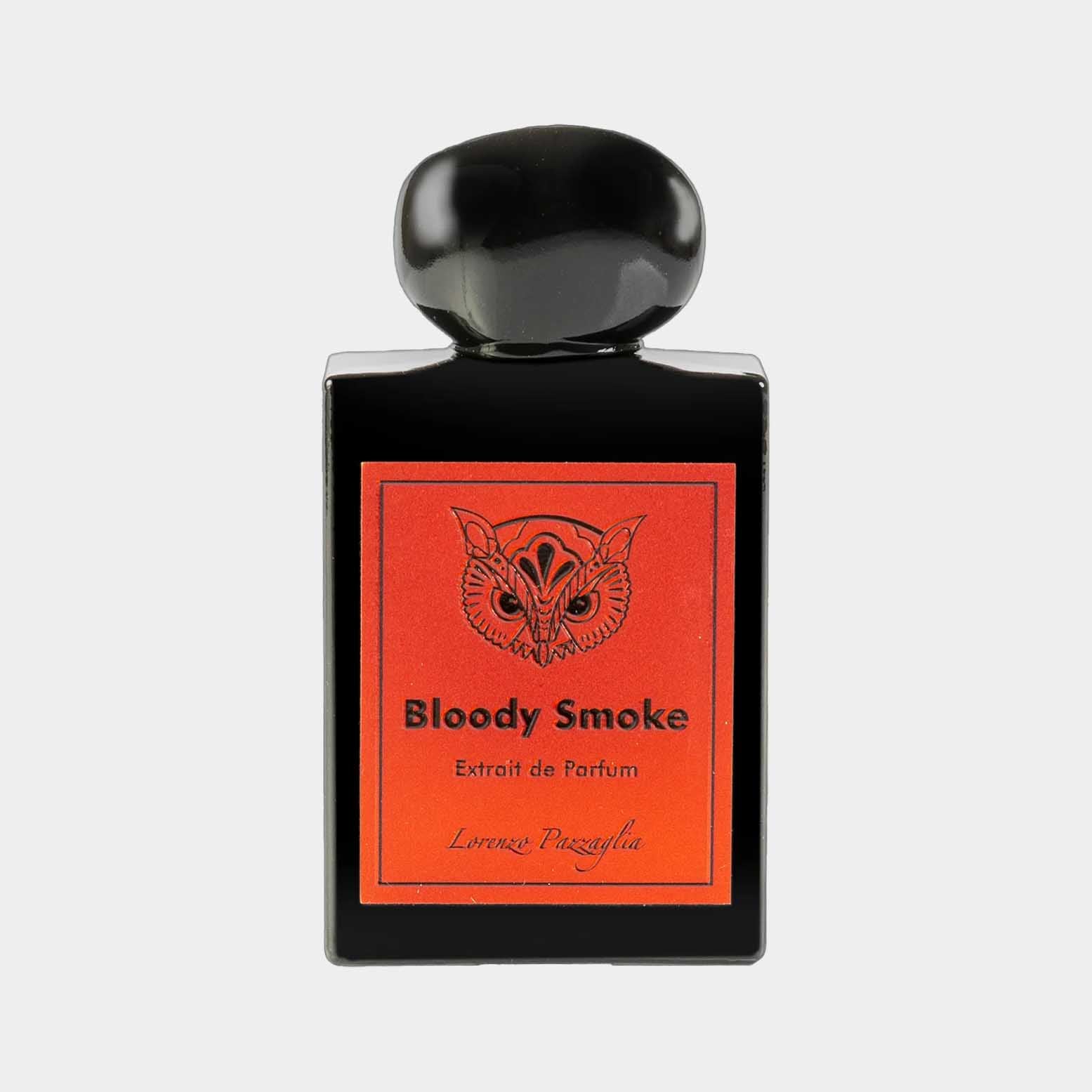 Fles van Lorenzo Pazzaglia Bloody Smoke, een Extrait de Parfum, met een zwarte vorm en een opvallend rood etiket met een uilontwerp.
