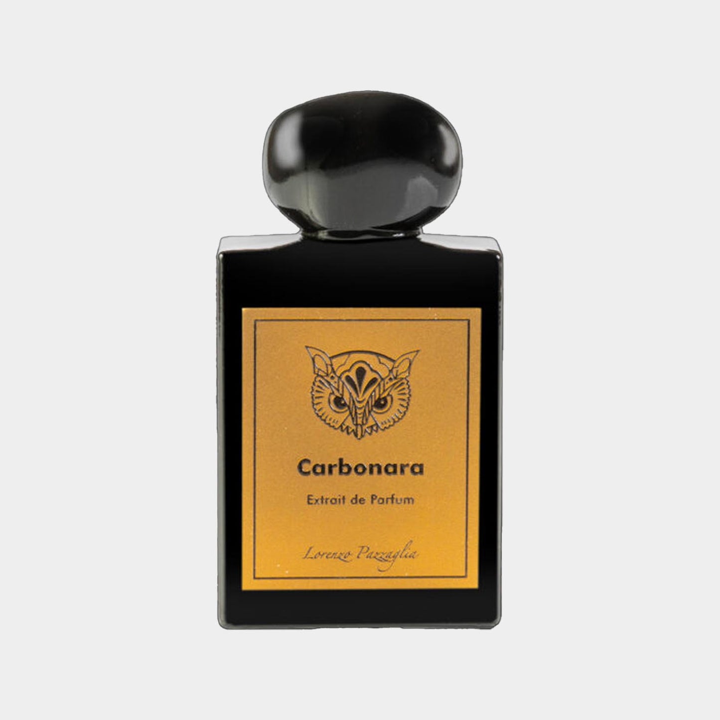 Een full bottle van Lorenzo Pazzaglia Carbonara Extrait de Parfum, gekenmerkt door een elegant zwart ontwerp en een gouden label met een uilensymbool.