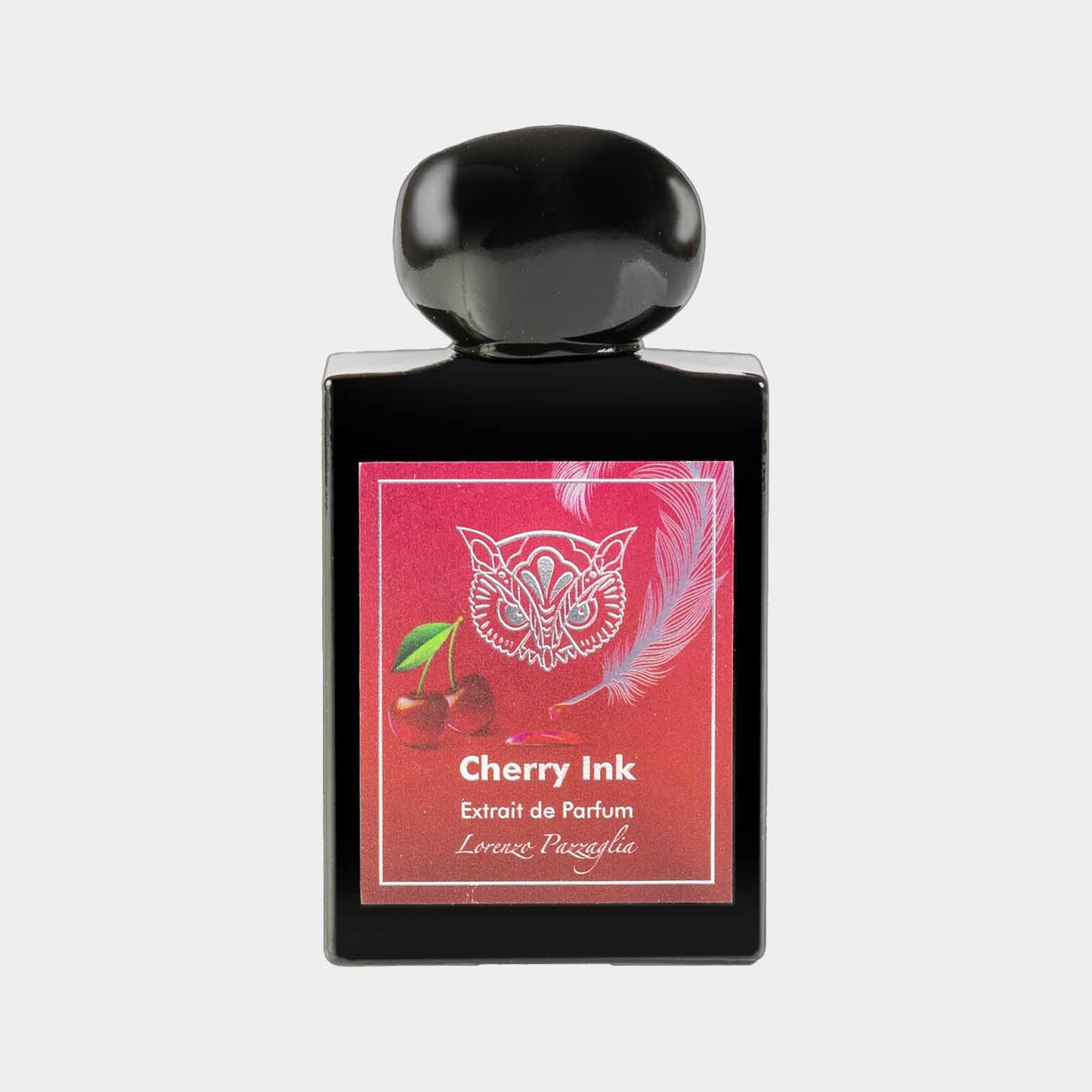 Lorenzo Pazzaglia Cherry Ink, een volle parfumfles met een elegante zwarte dop en een label met kersen en een veer.