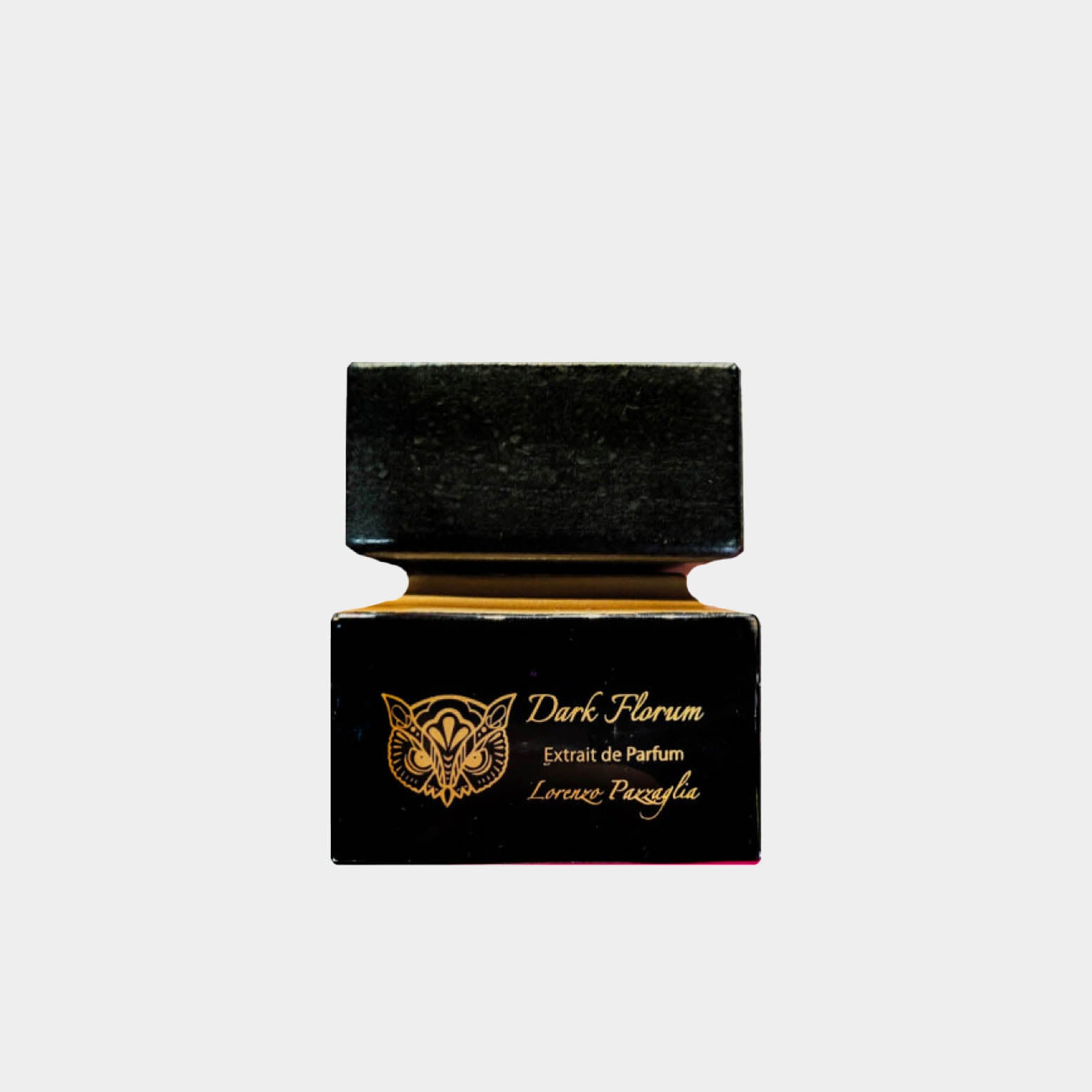 Lorenzo Pazzaglia Dark Florum Sample, een elegant zwart parfumflesje met gouden opdruk en een chique uitstraling.