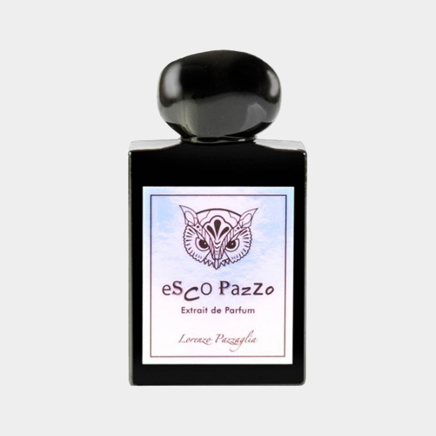 Lorenzo Pazzaglia Esco Pazzo Sample, een elegant parfumflacon met een zwart ontwerp en een stijlvolle dop, voorzien van een label met een uil en de naam van het parfum.
