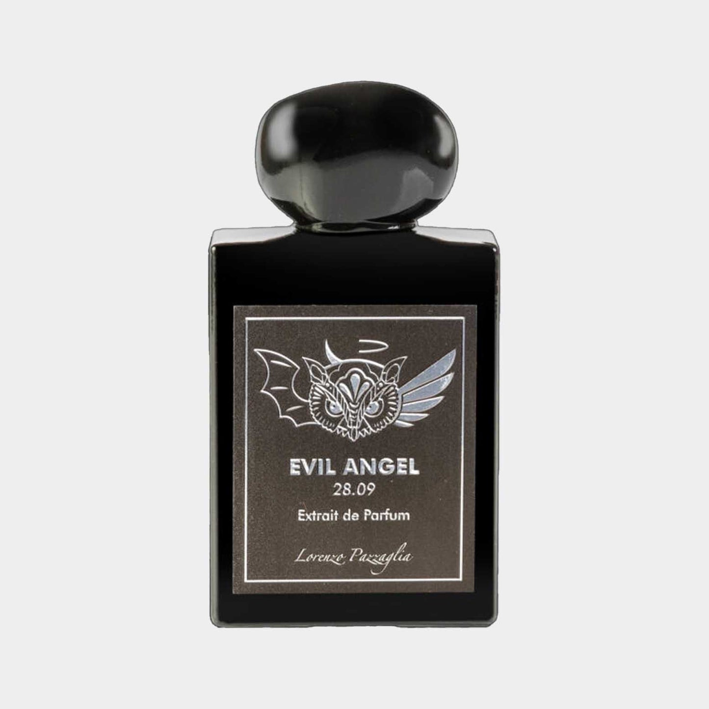 Lorenzo Pazzaglia Evil Angel Sample is een elegante, zwarte parfumfles met een opvallend ontwerp, voorzien van een etiket met vleugels en een vleermuis. De geur Evil Angel is een extrait de parfum, dat een mysterieuze en betoverende indruk wekt.