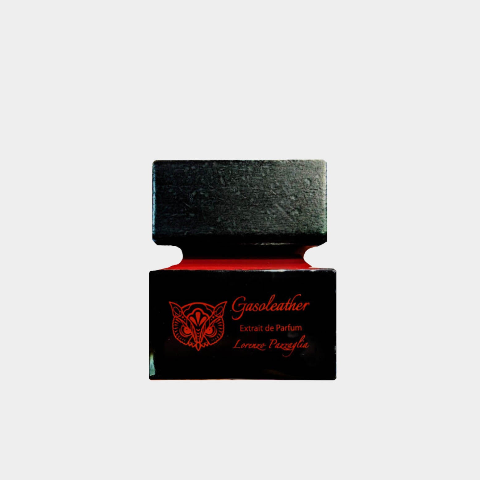 Voorbeeldflacon van Lorenzo Pazzaglias Gasoleather, een luxe parfum in een stijlvolle, zwarte verpakking met opvallende rode accenten.