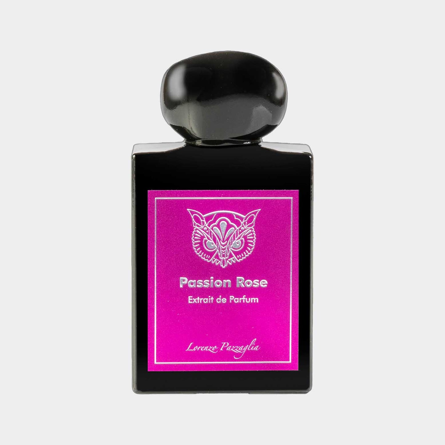 Flesje van Lorenzo Pazzaglia Passion Rose, een Extrait de Parfum met een elegante zwarte flacon en een felle paarse label met een symbool.