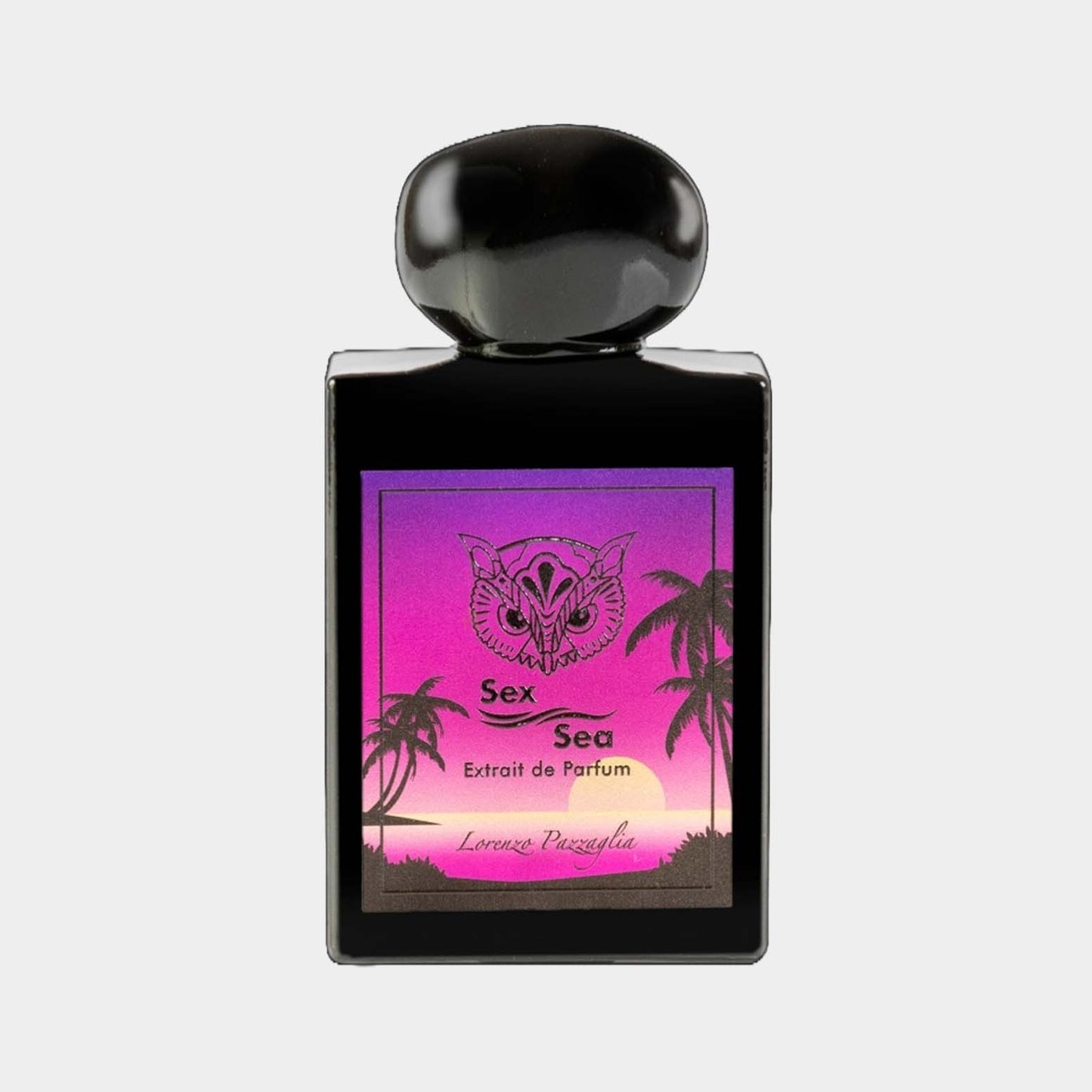 Fles van Lorenzo Pazzaglia Sex Sea, een luxe parfum met een kleurrijke verpakking en een afbeelding van palmbomen op de achtergrond.