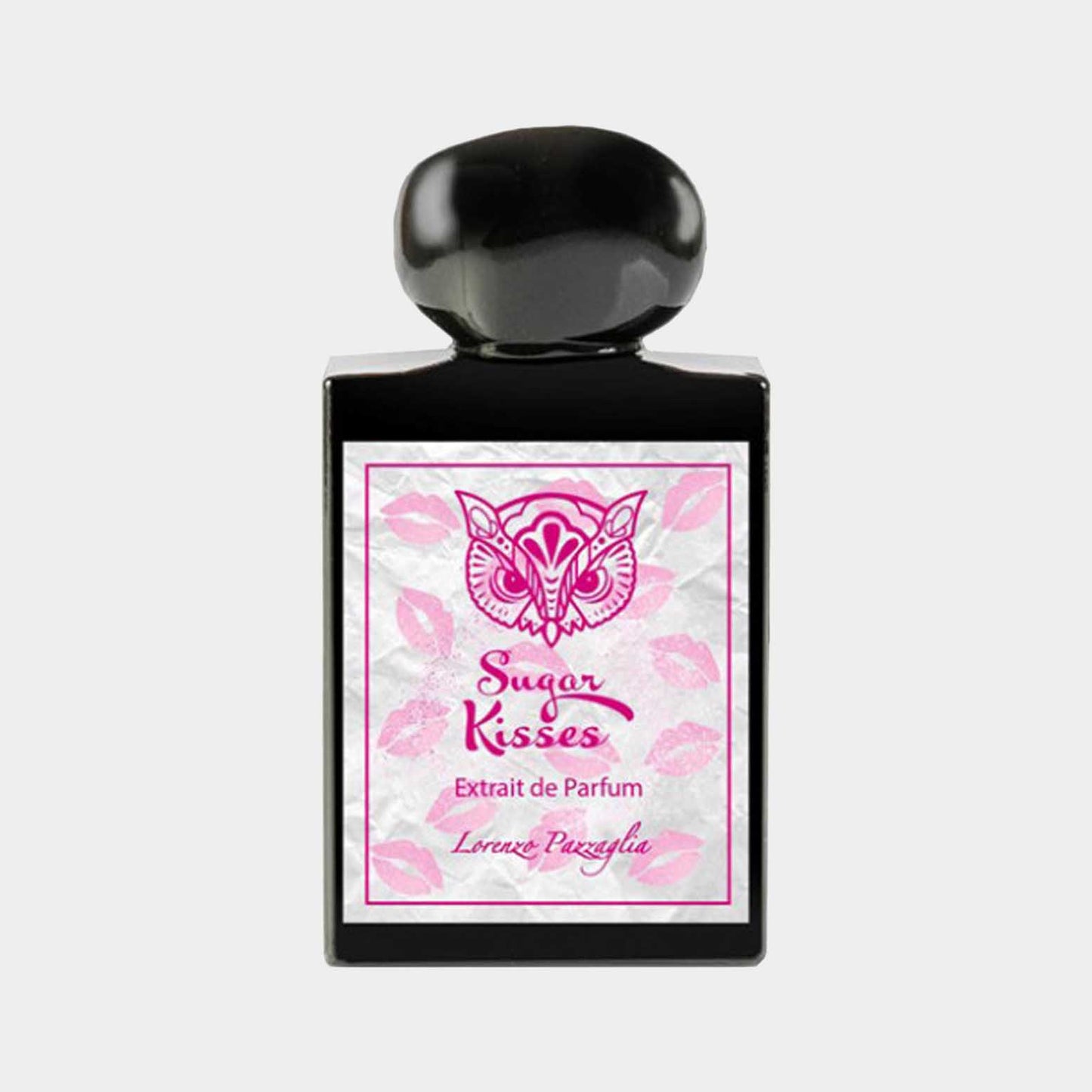 Een volledige fles Lorenzo Pazzaglia Sugar Kisses parfum met een elegante zwarte fles en een roze etiket, versierd met een zeldzaam ontwerp van lippen en een uil. Dit Extrait de Parfum biedt een zoete lucht van verleiding.