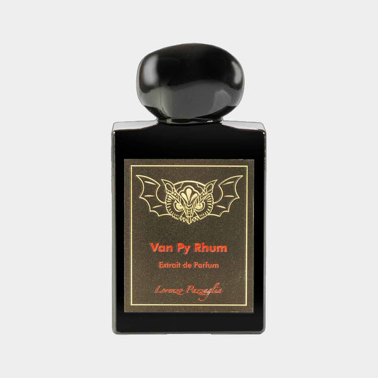 Een elegant zwart parfumflesje van Lorenzo Pazzaglia met de naam Van Py Rhum in gouden letters, versierd met een afbeelding van een vleermuis. Het flesje bevat een luxe extrait de parfum.