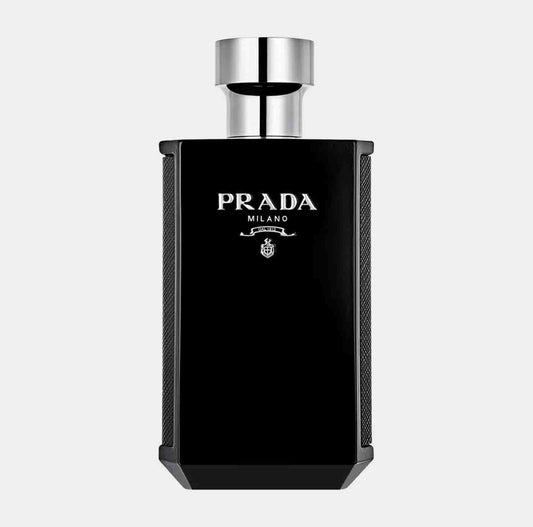 Een staalblauwe parfum sample van Prada Lhomme Intense, met een elegant zwart en zilver ontwerp en het Prada-logo prominent zichtbaar op de fles. Perfect voor het ontdekken van deze luxueuze geur.