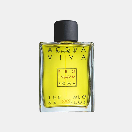 Profumum Roma Acqua Viva vol bottle, een elegante geur in een vierkante glazen fles met een zwart deksel, gevuld met levendig gele parfum.