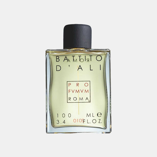 Volle fles van Profumum Roma Battito dAli, een unieke parfum met een elegante uitstraling. De fles heeft een minimalistisch design met een zwarte dop en opvallende tekst.